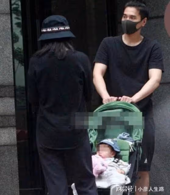 高圓圓被3歲女兒抱大腿！穿短褲雙腿超白嫩，腳踩一雙拖鞋接地氣
