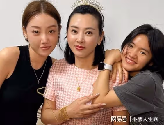 李勒優回姥姥家,開餐前姥爺先給她雞爪啃,卻被崔晉吐槽不懂規矩