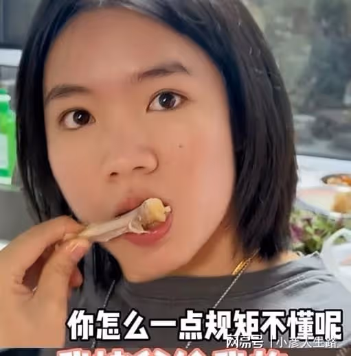 李勒優回姥姥家,開餐前姥爺先給她雞爪啃,卻被崔晉吐槽不懂規矩