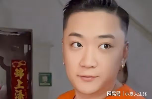 李勒優回姥姥家,開餐前姥爺先給她雞爪啃,卻被崔晉吐槽不懂規矩