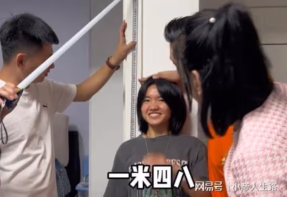 李勒優回姥姥家,開餐前姥爺先給她雞爪啃,卻被崔晉吐槽不懂規矩