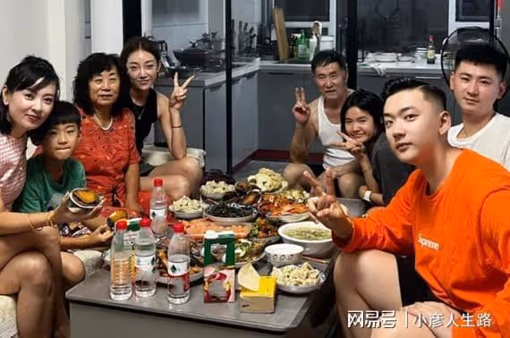 李勒優回姥姥家,開餐前姥爺先給她雞爪啃,卻被崔晉吐槽不懂規矩