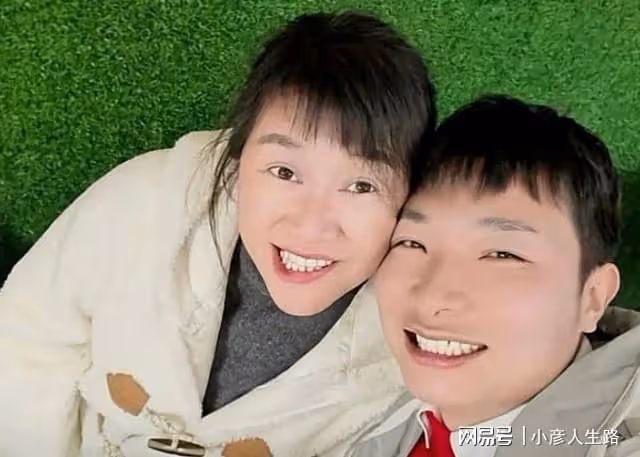 余秀華在山東直播參加蜂盟活動,楊櫧策彈幕刷屏,網友:搶生意了