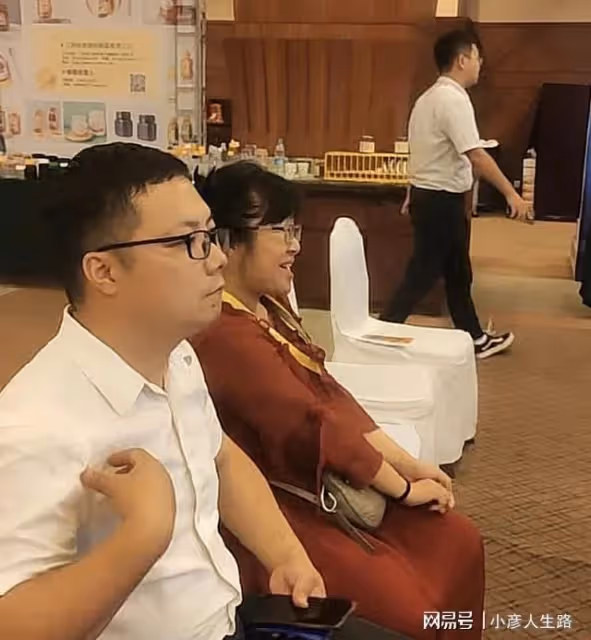 余秀華在山東直播參加蜂盟活動,楊櫧策彈幕刷屏,網友:搶生意了