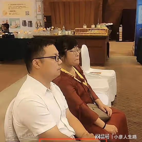 余秀華在山東直播參加蜂盟活動,楊櫧策彈幕刷屏,網友:搶生意了