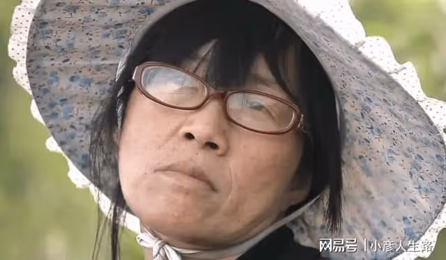 余秀華在山東直播參加蜂盟活動,楊櫧策彈幕刷屏,網友:搶生意了