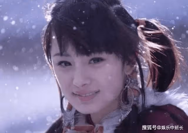 15年前她給劉亦菲撐傘，15年後她甩開劉亦菲一大截，火的不像話！