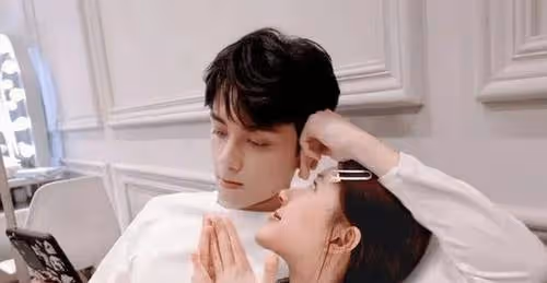 星漢燦爛CP粉太狂？跑吳磊新劇片場舉燈牌，把趙露思新劇男主P掉