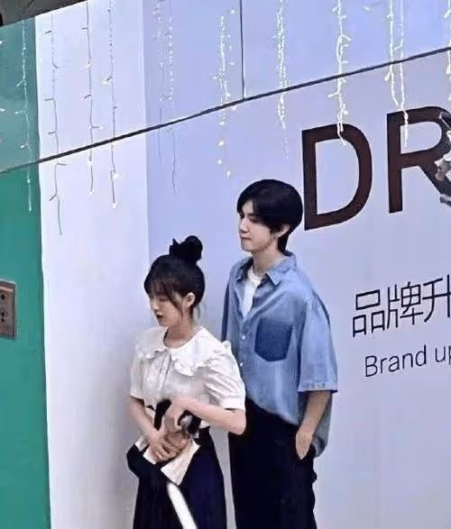 星漢燦爛CP粉太狂？跑吳磊新劇片場舉燈牌，把趙露思新劇男主P掉