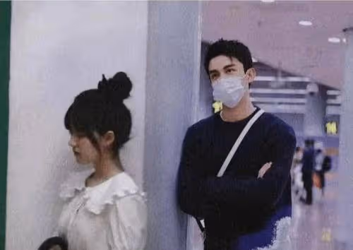 星漢燦爛CP粉太狂？跑吳磊新劇片場舉燈牌，把趙露思新劇男主P掉