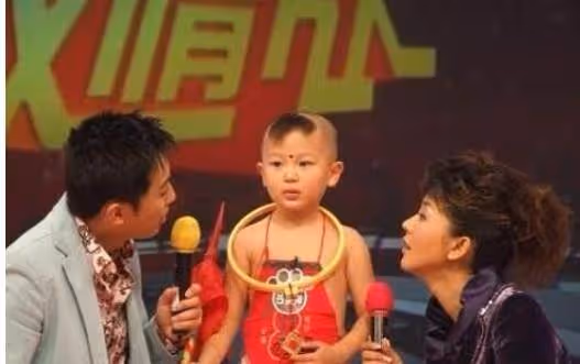 主持人方瓊曝全家照，15歲父親病逝，如今嫁大8歲丈夫很幸福