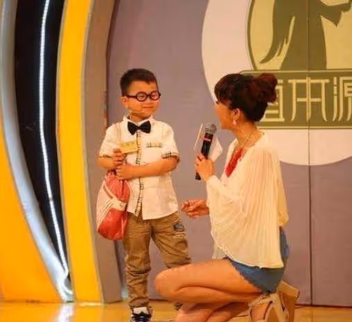 主持人方瓊曝全家照，15歲父親病逝，如今嫁大8歲丈夫很幸福