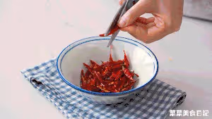 香辣爽滑【冷吃杏鮑菇】，周末追劇的快樂源泉