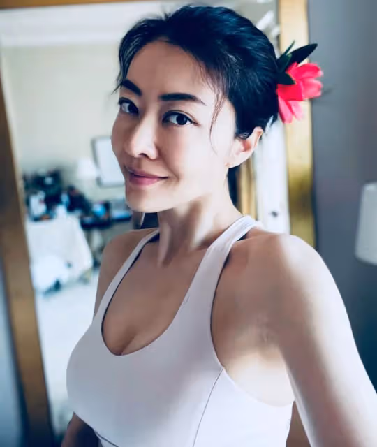 熊黛林酒店光著腳喝下午茶！穿背心身材凹凸有致，細腰長腿太吸睛