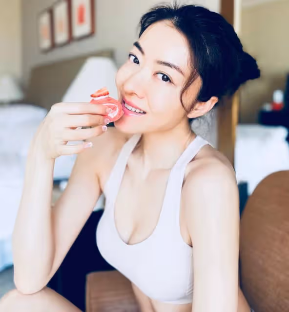 熊黛林酒店光著腳喝下午茶！穿背心身材凹凸有致，細腰長腿太吸睛
