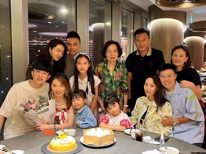 熊黛林酒店光著腳喝下午茶！穿背心身材凹凸有致，細腰長腿太吸睛