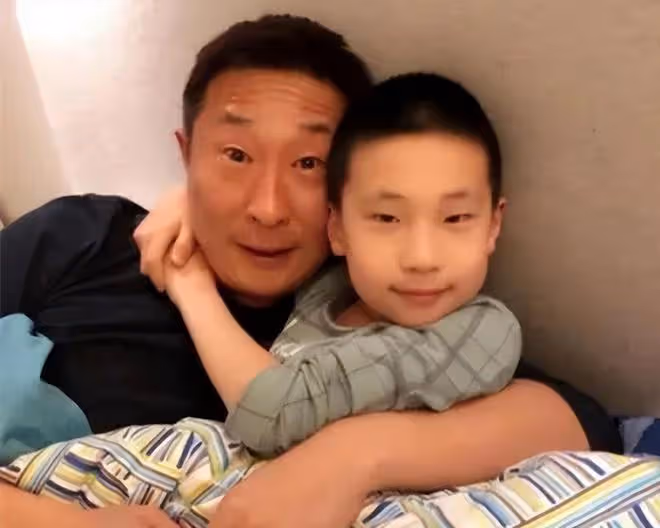 宋丹丹62歲生日大咖雲集！巴圖與富豪繼父罕同框，笑容燦爛心情好