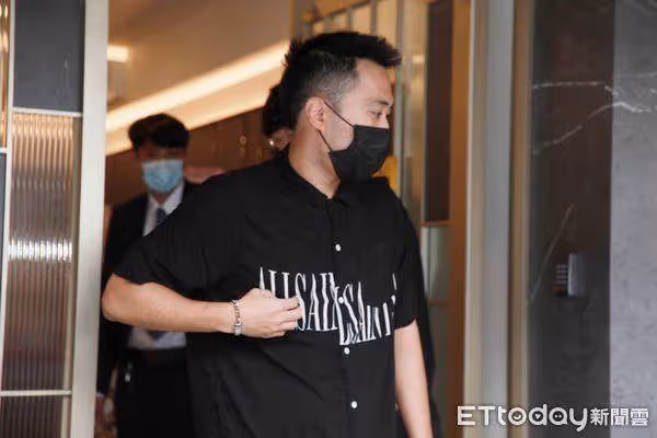 余苑綺29日告別式流程公開！她親托夢「壽衣款式」余天夫妻現況曝，父母逐漸走出喪女之痛