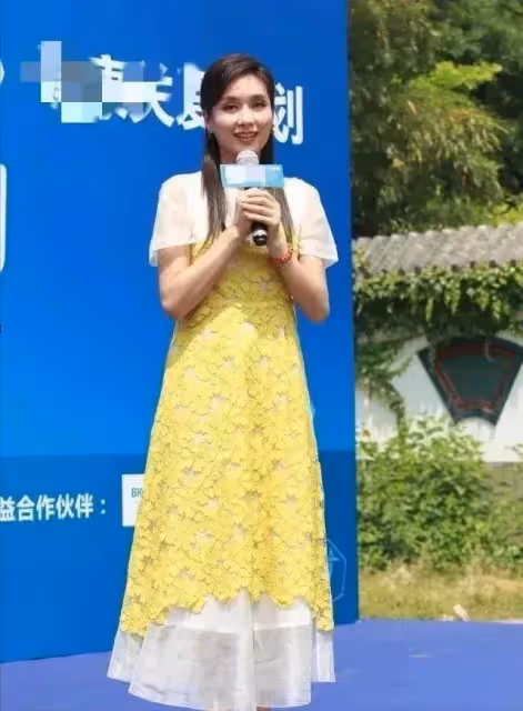 「不老女神」楊恭如挺會打扮，穿亮黃色蕾絲裙參加活動，年近50還很有少女感