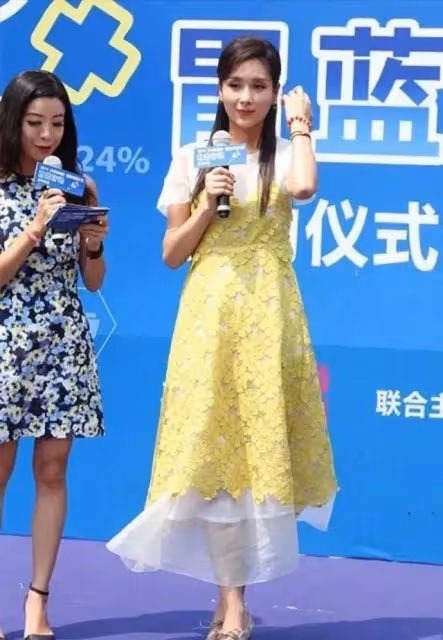 「不老女神」楊恭如挺會打扮，穿亮黃色蕾絲裙參加活動，年近50還很有少女感