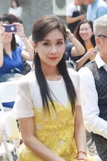 「不老女神」楊恭如挺會打扮，穿亮黃色蕾絲裙參加活動，年近50還很有少女感