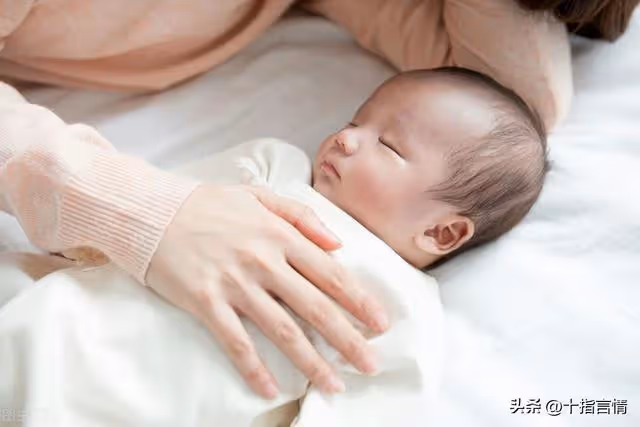 53歲婆婆退休不給帶娃，拿錢給兒媳，卻被怒懟：真是打發叫花子？