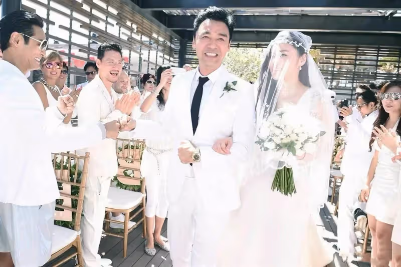 69歲鐘鎮濤慶祝結婚八周年，昔日結婚照曝光，與二婚妻在一起已25年，網贊：真的患難與共
