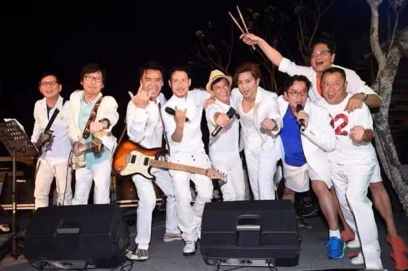 69歲鐘鎮濤慶祝結婚八周年，昔日結婚照曝光，與二婚妻在一起已25年，網贊：真的患難與共