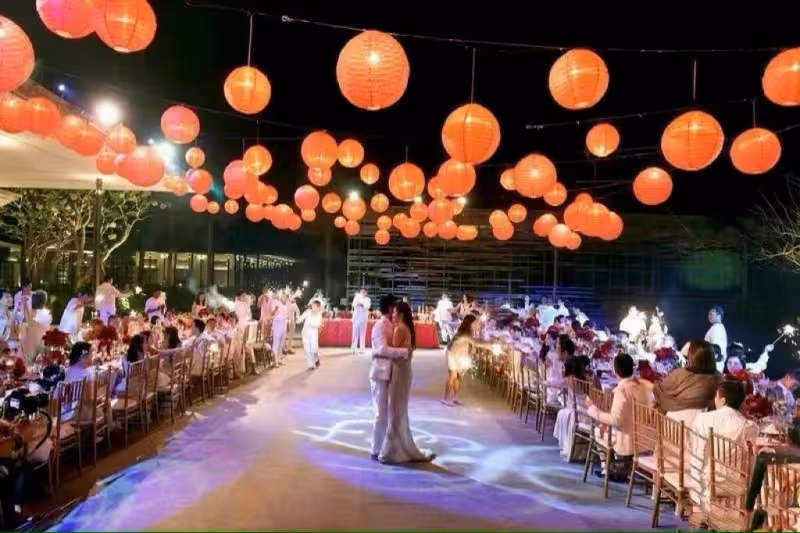 69歲鐘鎮濤慶祝結婚八周年，昔日結婚照曝光，與二婚妻在一起已25年，網贊：真的患難與共