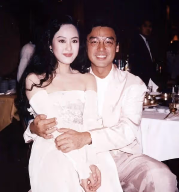 69歲鐘鎮濤慶祝結婚八周年,昔日結婚照曝光,與二婚妻在一起已25年,網贊:真的患難與共