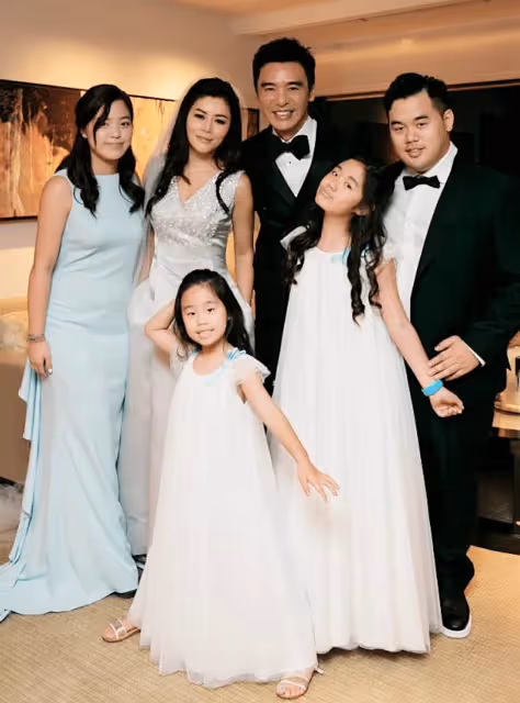 69歲鐘鎮濤慶祝結婚八周年,昔日結婚照曝光,與二婚妻在一起已25年,網贊:真的患難與共