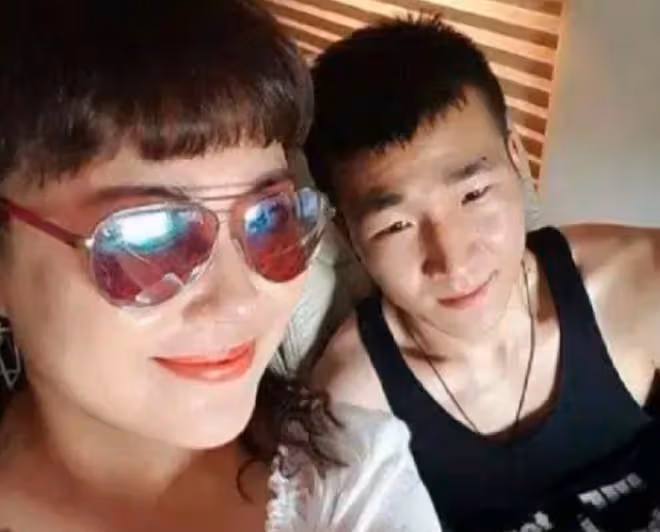 李菁菁29歲老公官宣離婚!直播痛哭稱太委屈,結婚7年人財兩空