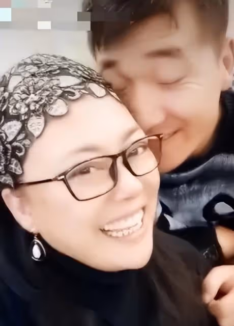 李菁菁29歲老公官宣離婚!直播痛哭稱太委屈,結婚7年人財兩空