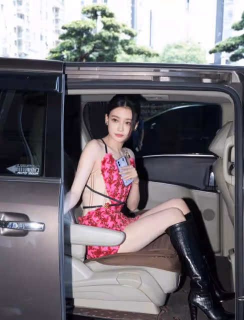 孫怡再上婚姻紀實真人秀!穿粉色短裙撞衫王心凌,肉色內搭引爭議