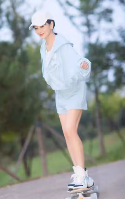 68歲趙雅芝野外玩滑板,大秀S曲線腰細臀翹,活力滿滿宛如大學生