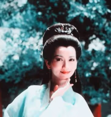 68歲趙雅芝野外玩滑板,大秀S曲線腰細臀翹,活力滿滿宛如大學生