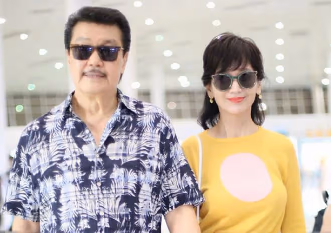 68歲趙雅芝野外玩滑板,大秀S曲線腰細臀翹,活力滿滿宛如大學生