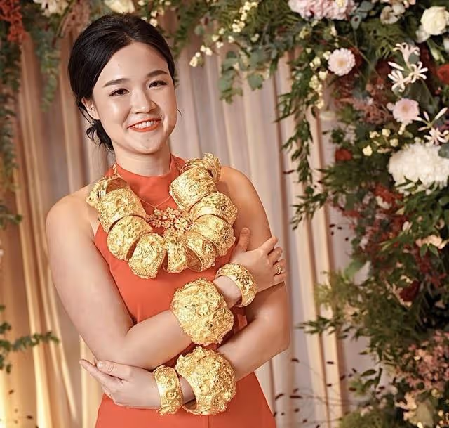 恭喜！香港知名女星女兒風光出嫁，戴百萬金器富貴逼人