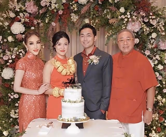 恭喜！香港知名女星女兒風光出嫁，戴百萬金器富貴逼人