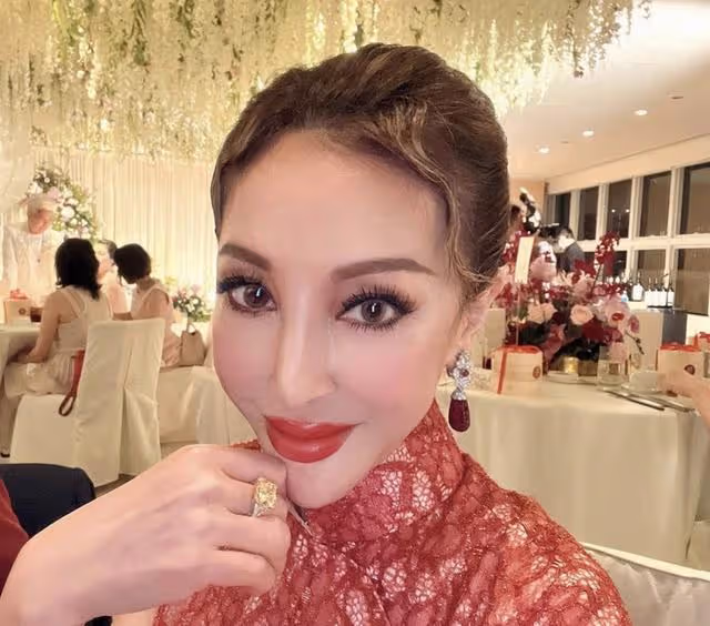 恭喜!香港知名女星女兒風光出嫁,戴百萬金器富貴逼人