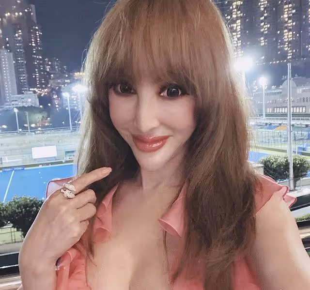 恭喜!香港知名女星女兒風光出嫁,戴百萬金器富貴逼人