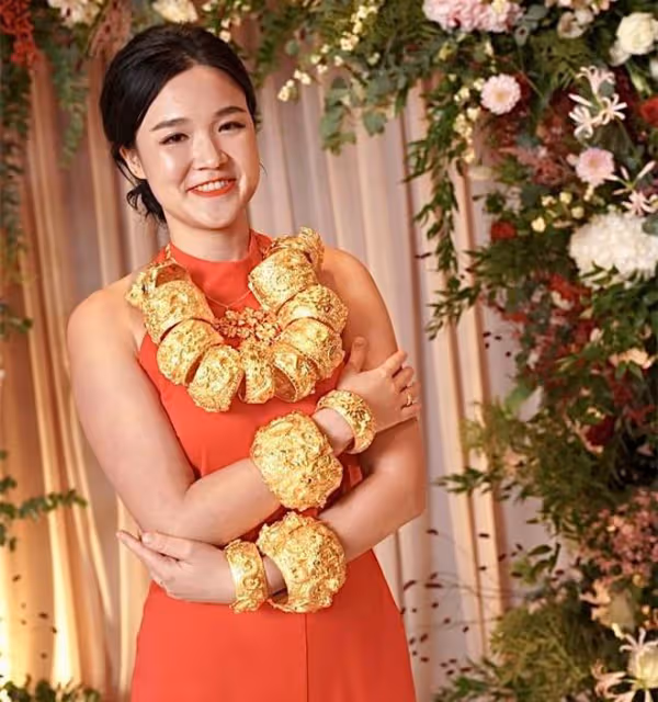 名媛薛芷倫榮升岳母!女兒戴14隻金鐲出嫁,馬清偉穿紅衣好喜慶