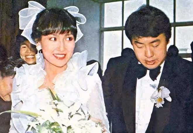 名媛薛芷倫榮升岳母!女兒戴14隻金鐲出嫁,馬清偉穿紅衣好喜慶