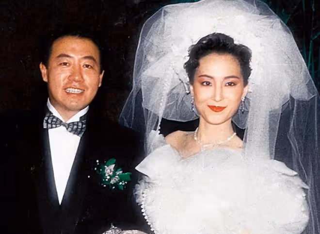 名媛薛芷倫榮升岳母!女兒戴14隻金鐲出嫁,馬清偉穿紅衣好喜慶