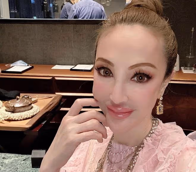 名媛薛芷倫榮升岳母!女兒戴14隻金鐲出嫁,馬清偉穿紅衣好喜慶