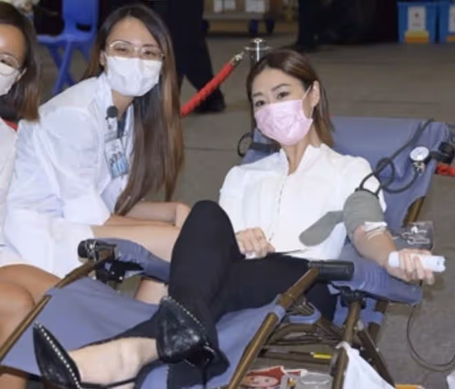 馬國明與前女友胡定欣捐血獻愛心!緊靠合影關係好,分手仍是朋友