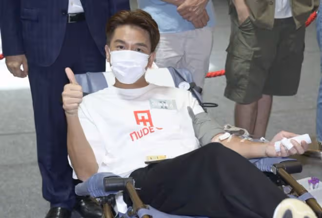 馬國明與前女友胡定欣捐血獻愛心!緊靠合影關係好,分手仍是朋友
