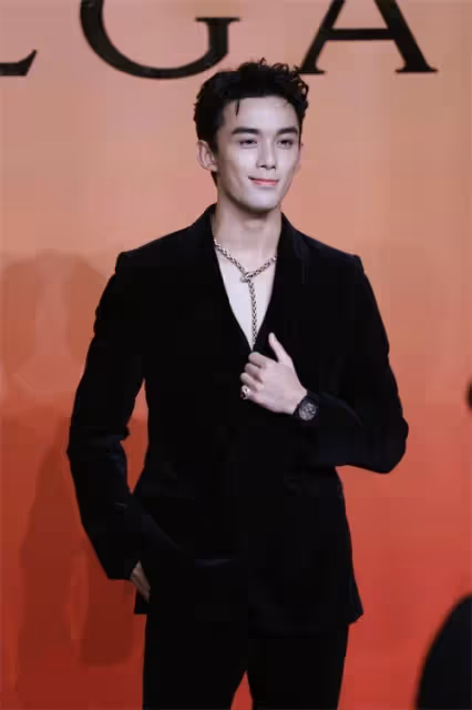 吳磊化身瀟灑貴公子 亮相線下活動紅毯成全場焦點