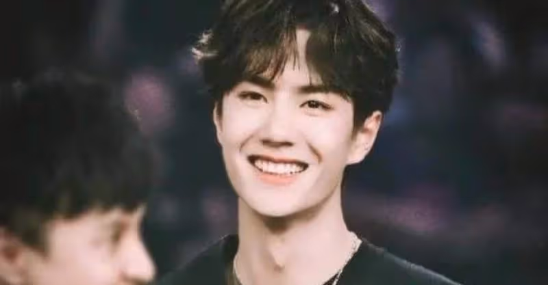 王一博登COSMO封面，五大金九封唯一男星面孔，穿女裝也很MAN_外套_時尚_金九封