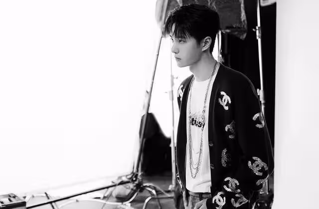 王一博登COSMO封面,五大金九封唯一男星面孔,穿女裝也很MAN_外套_時尚_金九封